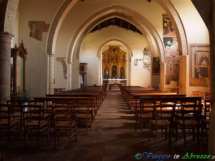 23-P4083745+.jpg - 23-P4083745+.jpg - La chiesa di S. Maria in Piano (XII sec.).